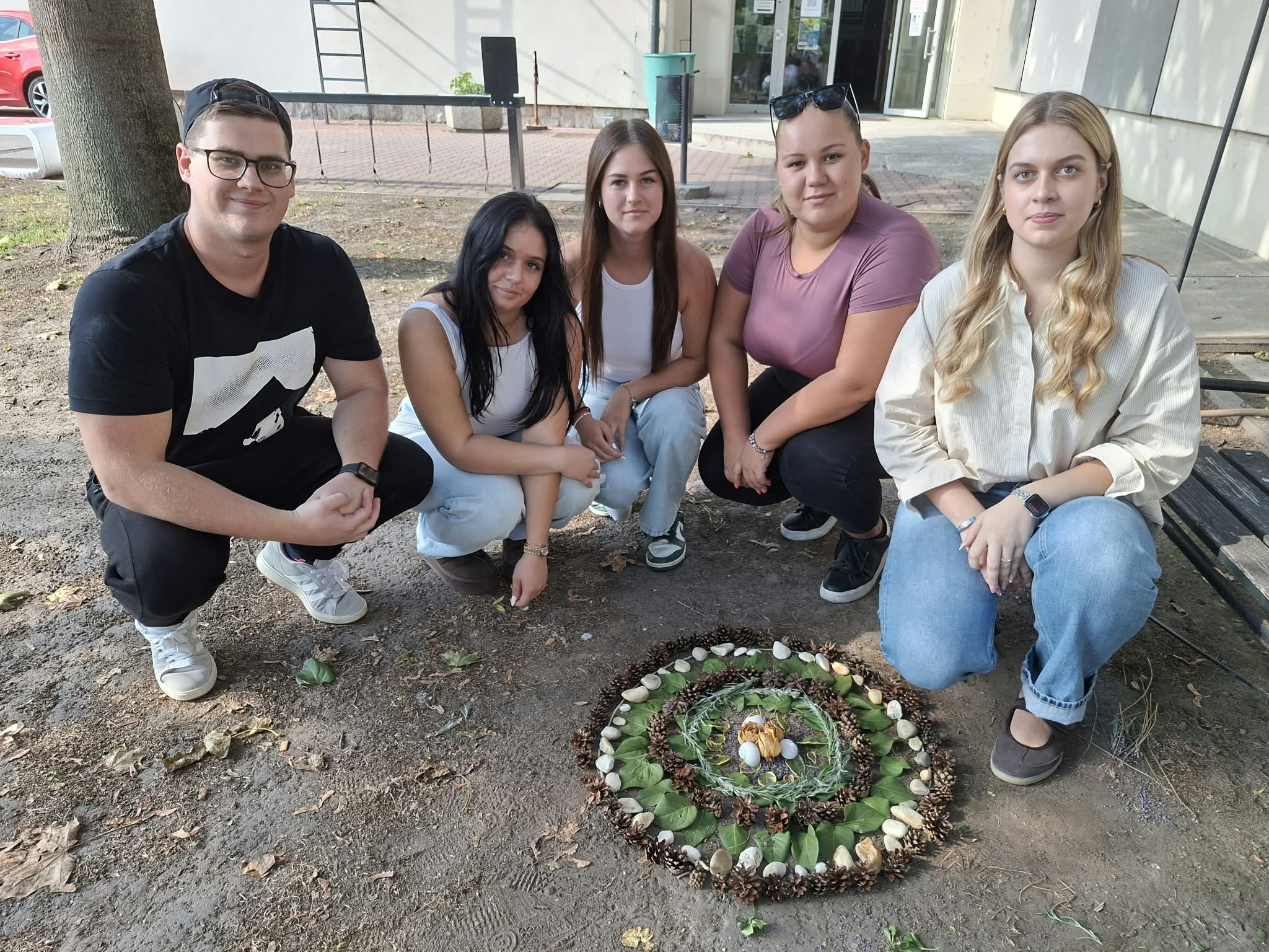 A természet kincsei művészetté váltak Land art alkotások az iskolakertben